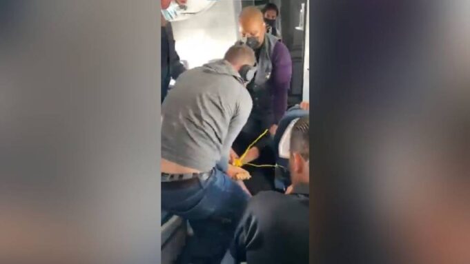 passenger-tries-to-break-into-cockpit-on-us-flight