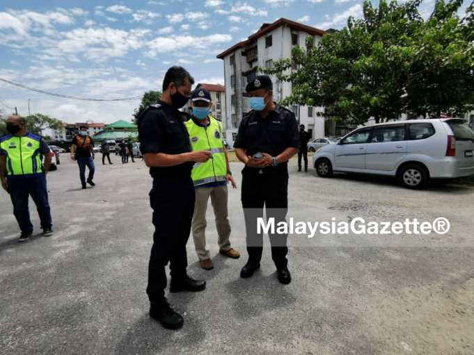 Mohd Shuhaily (left) visited the area of the mass prayer incident at Taman Pelangi, Juru.