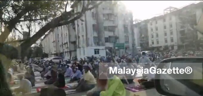 A screenshot showing hundreds of foreigners performing Aidiladha prayer at Taman Pelangi in Juru, Penang.