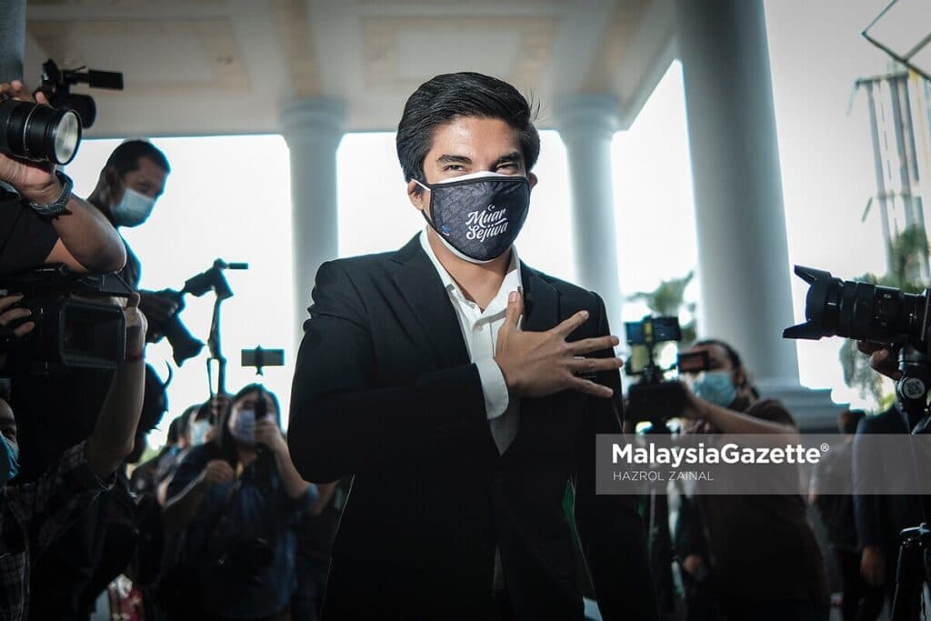 Syed Saddiq Syed Abdul Rahman arrives at the Kuala Lumpur Courts Complex to be charged over criminal breach of trust (CBT) involving RM1 million of Armada Bersatu’s funds and the misappropriation of RM120,000 of election donation.     PIX: HAZROL ZAINAL / MalaysiaGazette / 22 JULY 2021