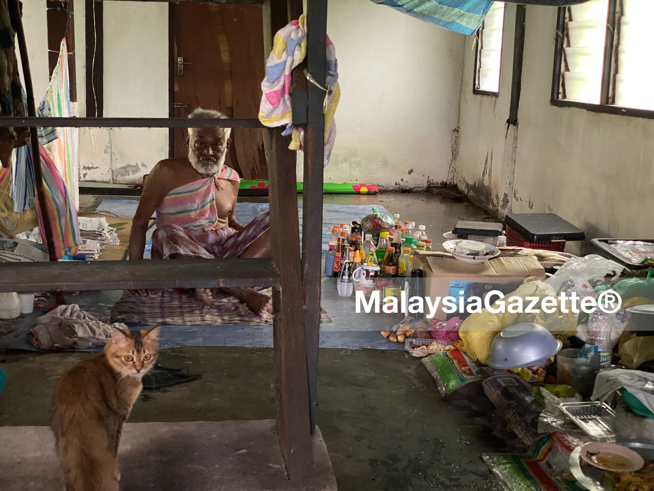 Warga Emas Rayu Baiki Bumbung Rumah Usang | MalaysiaGazette