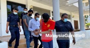  Police escort Datuk Seri (centre), his son (front) and a staff from his company to the Balik Pulau Court in Penang over RM304 million of Criminal Breach of Trust (CBT). NAR Trading investment scam