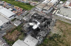 Kilang kosmetik terbakar, seorang bomba cedera
