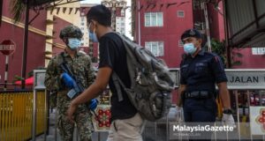 The police and Malaysian Armed Forces (MAF) on a watch at the entrance of Mentari Court, Sungai Way following the Enhanced Movement Control Order (EMCO) on the area from 1 July until 14 July. PIX: MOHD ADZLAN / MalaysiaGazette / 01 JULY 2021