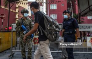 The police and Malaysian Armed Forces (MAF) on a watch at the entrance of Mentari Court, Sungai Way following the Enhanced Movement Control Order (EMCO) on the area from 1 July until 14 July. PIX: MOHD ADZLAN / MalaysiaGazette / 01 JULY 2021