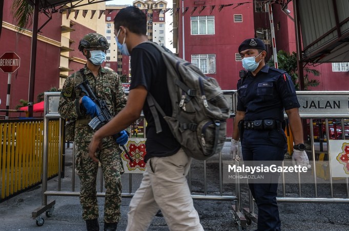The police and Malaysian Armed Forces (MAF) on a watch at the entrance of Mentari Court, Sungai Way following the Enhanced Movement Control Order (EMCO) on the area from 1 July until 14 July. PIX: MOHD ADZLAN / MalaysiaGazette / 01 JULY 2021