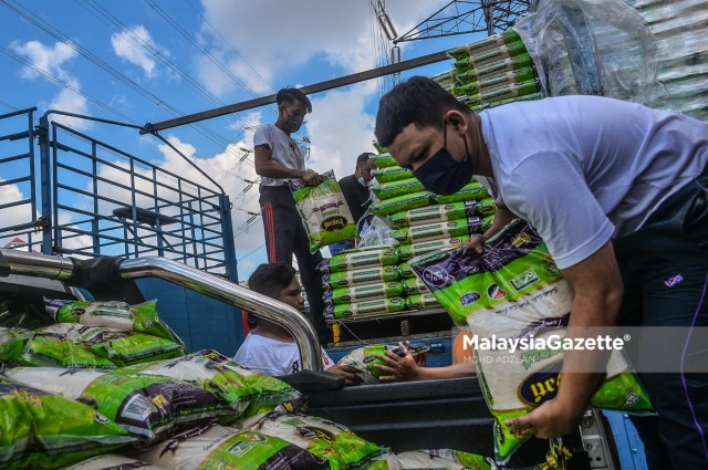 Among the food supplies handed out to the residents following the Enhanced Movement Control Order (EMCO) from 1 until 14 July at Mentari Court, Sungai Way.     PIX: MOHD ADZLAN / MalaysiaGazette / 01 JULY 2021