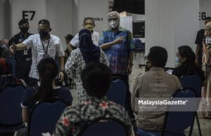 Menteri Kanan Pertahanan, Datuk Seri Ismail Sabri Yaakob beramah mesra dengan penerima vaksin semasa mengadakan lawatan bagi memantau pelaksanaan proses vaksinasidi Pusat Pemberian Vaksin WTCKL, Kuala Lumpur. Foto AFFAN FAUZI, 01 JULAI 2021.