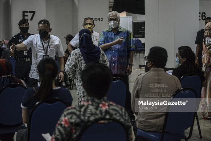 Menteri Kanan Pertahanan, Datuk Seri Ismail Sabri Yaakob beramah mesra dengan penerima vaksin semasa mengadakan lawatan bagi memantau pelaksanaan proses vaksinasidi Pusat Pemberian Vaksin WTCKL, Kuala Lumpur. Foto AFFAN FAUZI, 01 JULAI 2021.