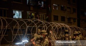 The Malaysian Armed Forces (MAF) installing wire-barbed fence to control the entry and exit at Taman Bukit Angkasa, Kuala Lumpur, following the Enhanced Movement Control Order (EMCO) from 1-14 July. PIX: AFFAN FAUZI / MalaysiaGazette / 01 JULY 2021 EMCO Selangor KL