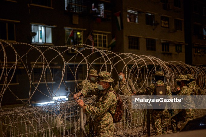 The Malaysian Armed Forces (MAF) installing wire-barbed fence to control the entry and exit at Taman Bukit Angkasa, Kuala Lumpur, following the Enhanced Movement Control Order (EMCO) from 1-14 July. PIX: AFFAN FAUZI / MalaysiaGazette / 01 JULY 2021 EMCO Selangor KL