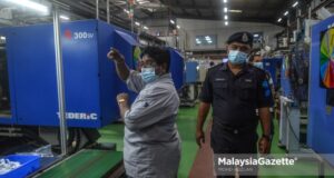 shut down factories (Picture for representational purposes only). The police from the Shah Alam District Police Headquarters conduct an inspection on a plastic manufacturing factory in the Op Patuh raid after it is suspected to make a false declaration as essential services and breaks the order of MITI. PIX: MOHD ADZLAN / MalaysiaGazette / 03 JULY 2021.