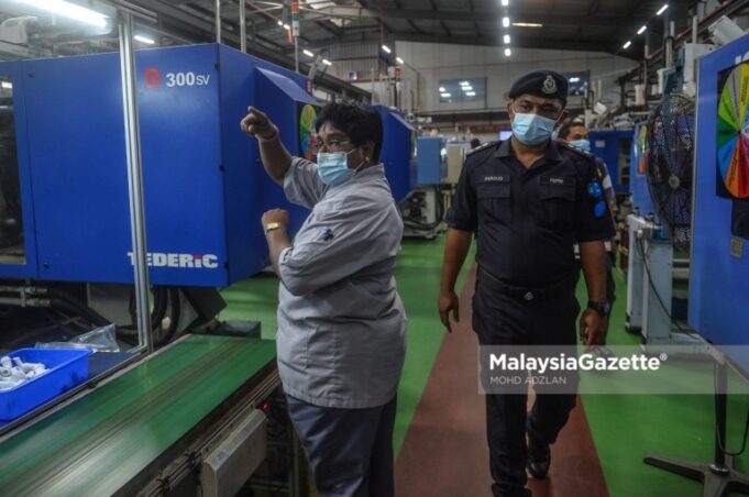 shut down factories (Picture for representational purposes only). The police from the Shah Alam District Police Headquarters conduct an inspection on a plastic manufacturing factory in the Op Patuh raid after it is suspected to make a false declaration as essential services and breaks the order of MITI. PIX: MOHD ADZLAN / MalaysiaGazette / 03 JULY 2021.