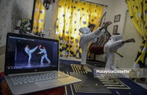 Aksi Murid Berlatih Taekwondo di Rumah Ketika PKPD