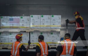 DHL delivery staff handling the freshly arrived 1 million doses of Pfizer BioNTech Covid-19 vaccine contributed by the United States of America for the Malaysians. PIX: HAZROL ZAINAL / MalaysiaGazette / 05 JULY 2021