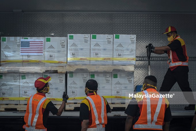 DHL delivery staff handling the freshly arrived 1 million doses of Pfizer BioNTech Covid-19 vaccine contributed by the United States of America for the Malaysians. PIX: HAZROL ZAINAL / MalaysiaGazette / 05 JULY 2021