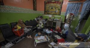 online classes Ahmad Sabri Alin, his wife Latipah Zokafli and their children during the home-based teaching and learning (PdPR) at their home in Petaling Perdana, Selangor. PIX: AFFAN FAUZI / MalaysiaGazette / 06 JULY 2021