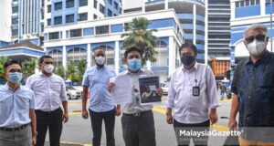 The Political Secretary of Datuk Seri Ismail Sabri Yaakob, Datuk Syed Mohd Fazmi Sayid Mohammad (centre) showed the police report lodged on the owner of Lokman Adam’s Facebook account that slandered the Senior Minister (Security Cluster). PIX: SYAFIQ AMBAK / MalaysiaGazette / 05 JULY 2021