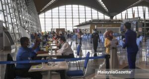 2 doses vaccination Staff at the Kuala Lumpur International Airport (KLIA) are registering to get Sinovac Covid-19 vaccine at the air transport sector vaccination centre in KLIA, Sepang. PIX: SYAFIQ AMBAK / MalaysiaGazette / 06 JULY 2021