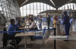2 doses vaccination Staff at the Kuala Lumpur International Airport (KLIA) are registering to get Sinovac Covid-19 vaccine at the air transport sector vaccination centre in KLIA, Sepang. PIX: SYAFIQ AMBAK / MalaysiaGazette / 06 JULY 2021