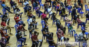 Individuals suspected to be positive of Covid-19 waiting to go for their health assessment at the Covid-19 Assessment Centre (CAC) in the Shah Alam Malawati Stadium, Selangor. PIX: MOHD ADZLAN / MalaysiaGazette / 08 FEBRUARY 2021 Covid-19 cases tally