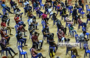 Individuals suspected to be positive of Covid-19 waiting to go for their health assessment at the Covid-19 Assessment Centre (CAC) in the Shah Alam Malawati Stadium, Selangor. PIX: MOHD ADZLAN / MalaysiaGazette / 08 FEBRUARY 2021 Covid-19 cases tally