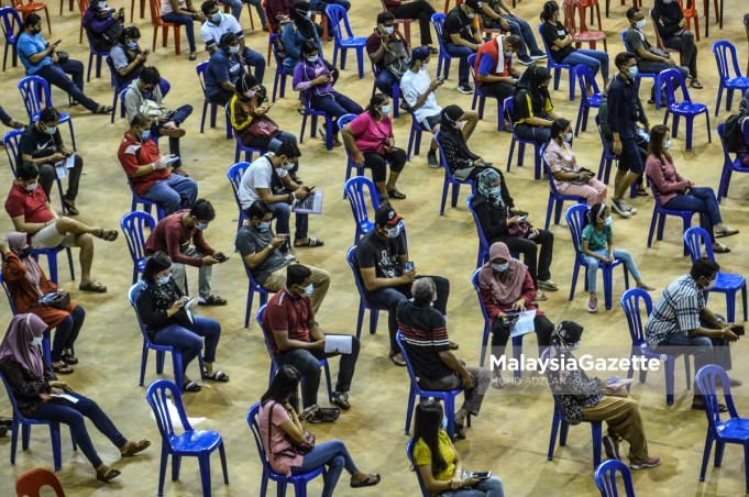 Individuals suspected to be positive of Covid-19 waiting to go for their health assessment at the Covid-19 Assessment Centre (CAC) in the Shah Alam Malawati Stadium, Selangor. PIX: MOHD ADZLAN / MalaysiaGazette / 08 FEBRUARY 2021 Covid-19 cases tally