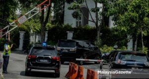 The vehicle believed to be chauffeuring a minister has entered the residence of Prime Minister, Tan Sri Muhyiddin Yassin at Bukit Damansara, Kuala Lumpur. PIX: AFFAN FAUZI / MalaysiaGazette / 08 JULY 2021. UMNO withdraw support Ismail Sabri Yaakob Deputy Prime Minister Takiyuddin Hassan