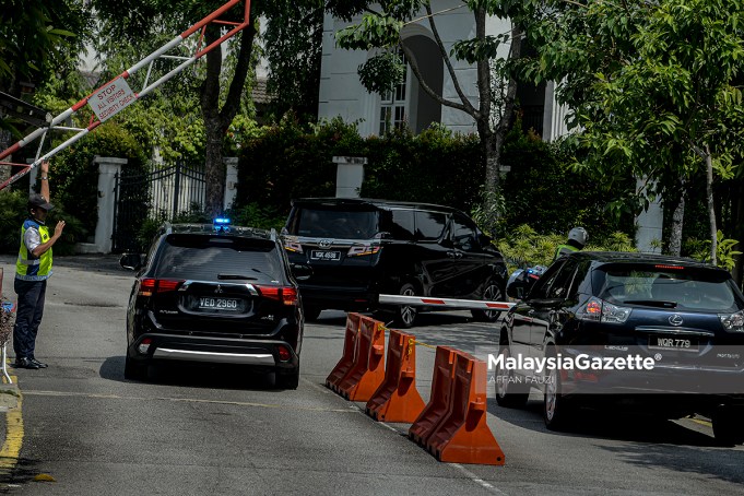 The vehicle believed to be chauffeuring a minister has entered the residence of Prime Minister, Tan Sri Muhyiddin Yassin at Bukit Damansara, Kuala Lumpur. PIX: AFFAN FAUZI / MalaysiaGazette / 08 JULY 2021. UMNO withdraw support Ismail Sabri Yaakob Deputy Prime Minister Takiyuddin Hassan