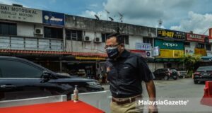 Menteri Besar of Selangor, Datuk Seri Amirudin Shari visits the Taman Murni residential area following the Enhanced Movement Control Order (EMCO) in Sepang, Selangor. PIX: MOHD ADZLAN / MalaysiaGazette / 09 JULY 2021 Phase 2 National Recovery Plan PPN Phase 1