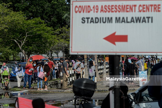 Individuals suspected to be Covid-19 in a long queue to perform health assessment at the Covid-19 Assessment Centre (CAC), Malawati Stadium, Shah Alam, Selangor.     PIX: AFFAN FAUZI / MalaysiaGazette / 12 JULY 2021