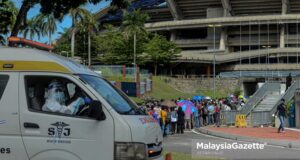 Individuals suspected to be Covid-19 positive queuing up for their health assessment at the Covid-19 Assessment Centre (CAC) in the Malawati Stadium, Shah Alam, Selangor. PIX: AFFAN FAUZI / MalaysiaGazette /12 JULY 2021
