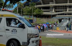 Individuals suspected to be Covid-19 positive queuing up for their health assessment at the Covid-19 Assessment Centre (CAC) in the Malawati Stadium, Shah Alam, Selangor. PIX: AFFAN FAUZI / MalaysiaGazette /12 JULY 2021