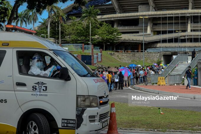 Individuals suspected to be Covid-19 positive queuing up for their health assessment at the Covid-19 Assessment Centre (CAC) in the Malawati Stadium, Shah Alam, Selangor. PIX: AFFAN FAUZI / MalaysiaGazette /12 JULY 2021