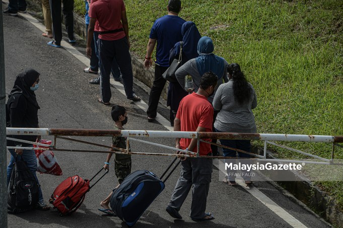    Individuals suspected to be Covid-19 in a long queue to perform health assessment at the Covid-19 Assessment Centre (CAC), Malawati Stadium, Shah Alam, Selangor.     PIX: AFFAN FAUZI / MalaysiaGazette / 12 JULY 2021