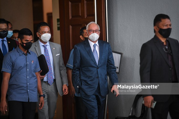    Former Prime Minister, Datuk Seri Najib Tun Razak left the Kuala Lumpur Courts Complex after the proceeding of his 1 Malaysia Development Berhad (1MDB) corruption trial.  PIX: SYAFIQ AMBAK / MalaysiaGazette / 12 JULY 2021