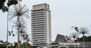 Dewan Rakyat Members of Parliament MP Speaker The government has agreed to advise Yang Dipertuan Agong Al-Sultan Abdullah to hold the Third Term of 14th Parliament Sitting for five days from 26 until 29 July