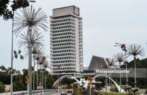Dewan Rakyat Members of Parliament MP Speaker The government has agreed to advise Yang Dipertuan Agong Al-Sultan Abdullah to hold the Third Term of 14th Parliament Sitting for five days from 26 until 29 July