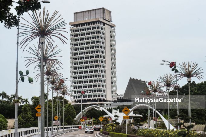 Dewan Rakyat Members of Parliament MP Speaker The government has agreed to advise Yang Dipertuan Agong Al-Sultan Abdullah to hold the Third Term of 14th Parliament Sitting for five days from 26 until 29 July