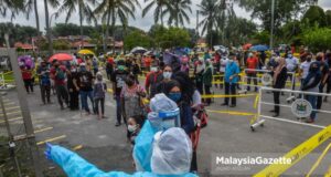 record Individuals who are suspected to be Covid-19 positive in a long queue to get health assessment at the Covid-19 Assessment Centre (CAC), of Dewan Sukan MPK, Taman Sri Andalas, Klang. PIX: MOHD ADZLAN / MalaysiaGazette / 13 JULY 2021