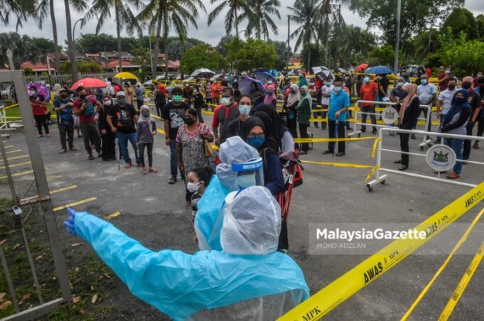 record Individuals who are suspected to be Covid-19 positive in a long queue to get health assessment at the Covid-19 Assessment Centre (CAC), of Dewan Sukan MPK, Taman Sri Andalas, Klang. PIX: MOHD ADZLAN / MalaysiaGazette / 13 JULY 2021