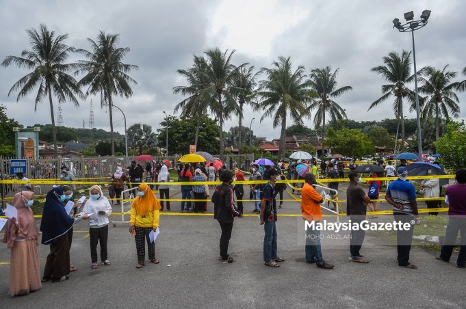    Individuals suspected to be Covid-19 positive in a long queue to get health assessment at the Taman Sri Andalas MPK Sports Hall Covid-19 Assessment Centre (CAC), in Klang, Selangor.     PIX: MOHD ADZLAN / MalaysiaGazette / 13 JULY 2021