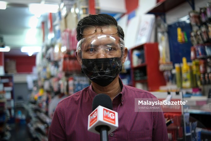 The owner of Print@Pustaka ABS Bandar Sri Permaisuri in Kuala Lumpur, Azman Awang speaks to MalaysiaGazette after the government allows book and stationery shops to operate throughout the National Recovery Plan (PPN).     PIX: SYAFIQ AMBAK / Malaysiagazette / 16 JULY 2021