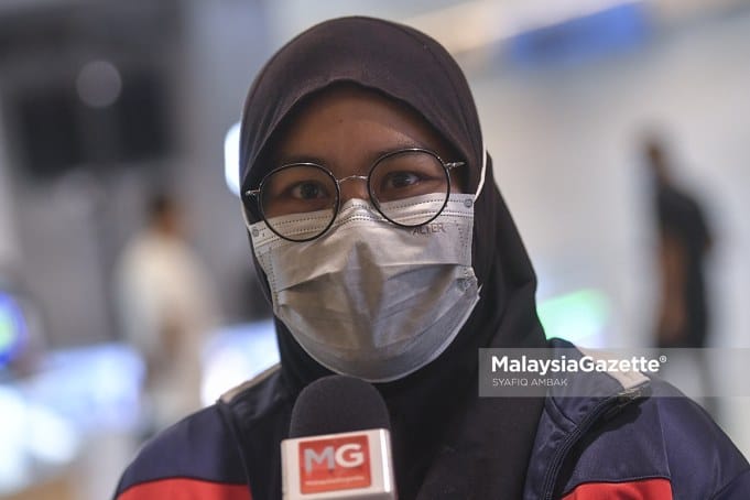 Fariza Anuar speaks to MalaysiaGazette at the Low Yat Plaza after the government allows the shops selling telecommunication devices to operate throughout the National Recovery Plan (PPN).     PIX: SYAFIQ AMBAK / Malaysiagazette / 16 JULY 2021