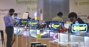 The public start to visit shops selling telecommunications devices in Low Yat Plaza, Kuala Lumpur after the government allows them to operate throughout the National Recovery Plan (PPN). PIX: SYAFIQ AMBAK / Malaysiagazette / 16 JULY 2021