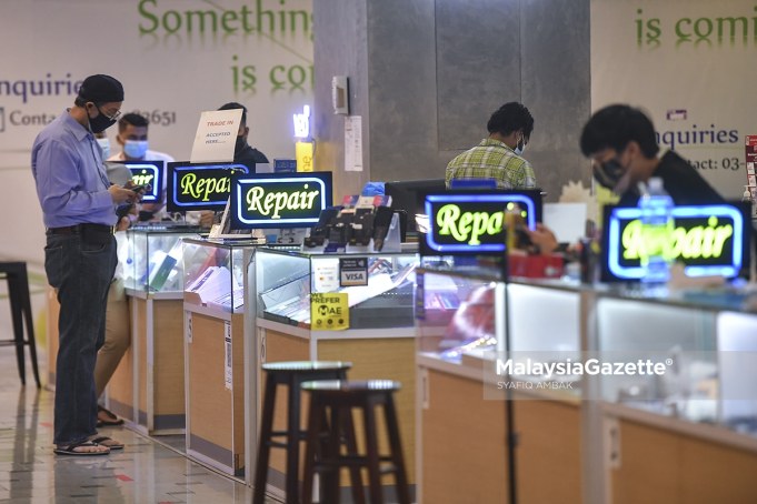 The public start to visit shops selling telecommunications devices in Low Yat Plaza, Kuala Lumpur after the government allows them to operate throughout the National Recovery Plan (PPN). PIX: SYAFIQ AMBAK / Malaysiagazette / 16 JULY 2021