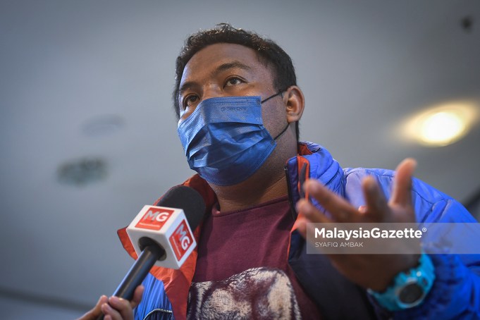 Muhammad Asymawi Ramli speaks to MalaysiaGazette at the Low Yat Plaza after the government allows the shops selling telecommunication devices to operate throughout the National Recovery Plan (PPN).     PIX: SYAFIQ AMBAK / Malaysiagazette / 16 JULY 2021