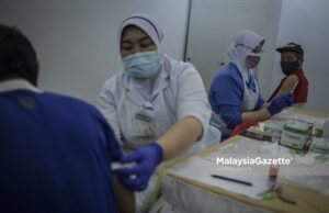 fully vaccinated adult population Healthcare workers preparing to administer the Covid-19 vaccine for the homeless during the Covid-19 Vaccination Programme Gelandangan@WPKL at Anjung Kelana, Kuala Lumpur. PIX: HAZROL ZAINAL / MalaysiaGazette / 17 JUNE 2021 covid-19 cases fake vaccine certs