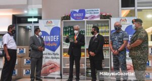 Deputy Prime Minister Datuk Seri Ismail Sabri Yaakob (centre), Deputy Minister of Defence Datuk Seri Ikmal Hisham Abdul Aziz (third right), Secretary-General of Defence Datuk Muez Abd Aziz (second left) and the General of Malaysian Armed Forces General Tan Sri Affendi Buang (second right) completing the launch gimmick at the MINDEF Prihatin Programme. PIX: SYAFIQ AMBAK / MalaysiaGazette / 19 JULY 2021
