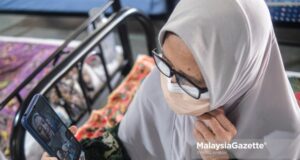 A Covid-19 patient in a video call with her family members in conjunction with Hari Raya Aidiladha at the Integrated Covid-19 Quarantine and Treatment Centre (PKRC), MAEPS, Serdang, Selangor. PIX: SYAFIQ AMBAK / MalaysiaGazette / 20 JULY 2021